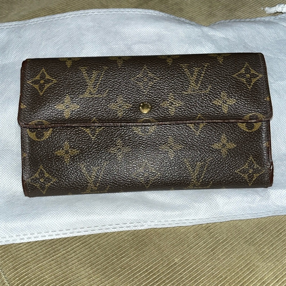 Authentic Louis Vuitton International Wallet